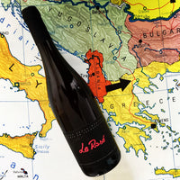 2016 Le Rosé fra Ktima Ligas i Pella - Grækenland  Ingen svovl tilsat. Vinflaske med sort etikette, med rød skrift på. Vinflasken ligger på et gammelt Europa kort, med en sort pil der peger på området Pella, Grækenland.